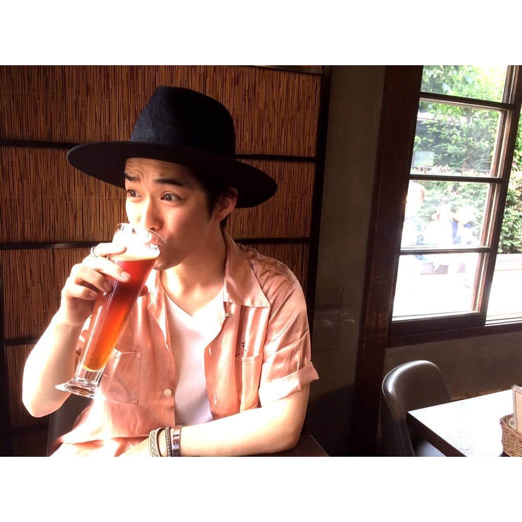 千葉雄大さんのインスタグラム写真 - (千葉雄大Instagram)「先日、ホリエさんに遊んでもらいました。明るいうちからビール飲めて最高。カラオケで「Beauty and the Beast」一緒に出来たのは最高の喜びでした。野獣のホリエかっこよかった。」6月12日 14時51分 - yudaichibaofficial