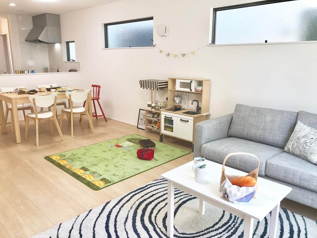 BBホームのインスタグラム：「IKEAで揃えてみました♪ キッズキッチンの隣のおみせやさんは100均DIY！ 20帖のLDKでたくさん遊ばせたいな(▰˘◡˘▰) -------------------------------- IKEAモデルハウス 愛知県名古屋市中川区好本町1-63 今週土日open♪ -------------------------------- #モデルハウス  #新築一戸建て  #新築  #分譲住宅  #建売  #オープンハウス  #見学会  #家探し  #住宅展示場  #東新住建  #bbホーム . . #diy  #ikea  #家具  #ビビッドカラー  #リビングインテリア  #キッズスペース  #おもちゃ収納  #ldk  #リビング  #おみせやさんごっこ  #おままごと  #おままごとキッチン  #広いリビング  #3階建て  #ハンドメイド  #木材  #クラフト  #インテリア」