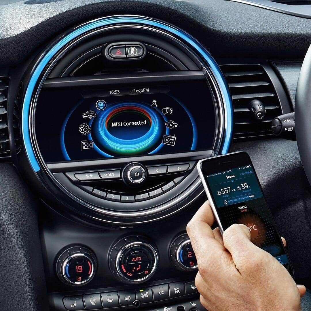 MINI Japanさんのインスタグラム写真 - (MINI JapanInstagram)「音楽はもちろん、ニュースやツイッターまで。スマートフォンとクールにつながる #MINI コネクテッド。 #アプリ #露草」6月12日 21時00分 - mini_japan