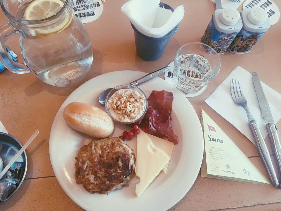 藤井祥子さんのインスタグラム写真 - (藤井祥子Instagram)「. スイスの朝ごはん🇨🇭🧀 ジャガイモの細切りをパンケーキみたいにした表面カリカリのレシュティと、ビュンドナーフライシュという干し肉が好みでした◎ スイスも行ってみたいなあ💭  #worldbreakfastallday」6月12日 21時58分 - shoco_fuji