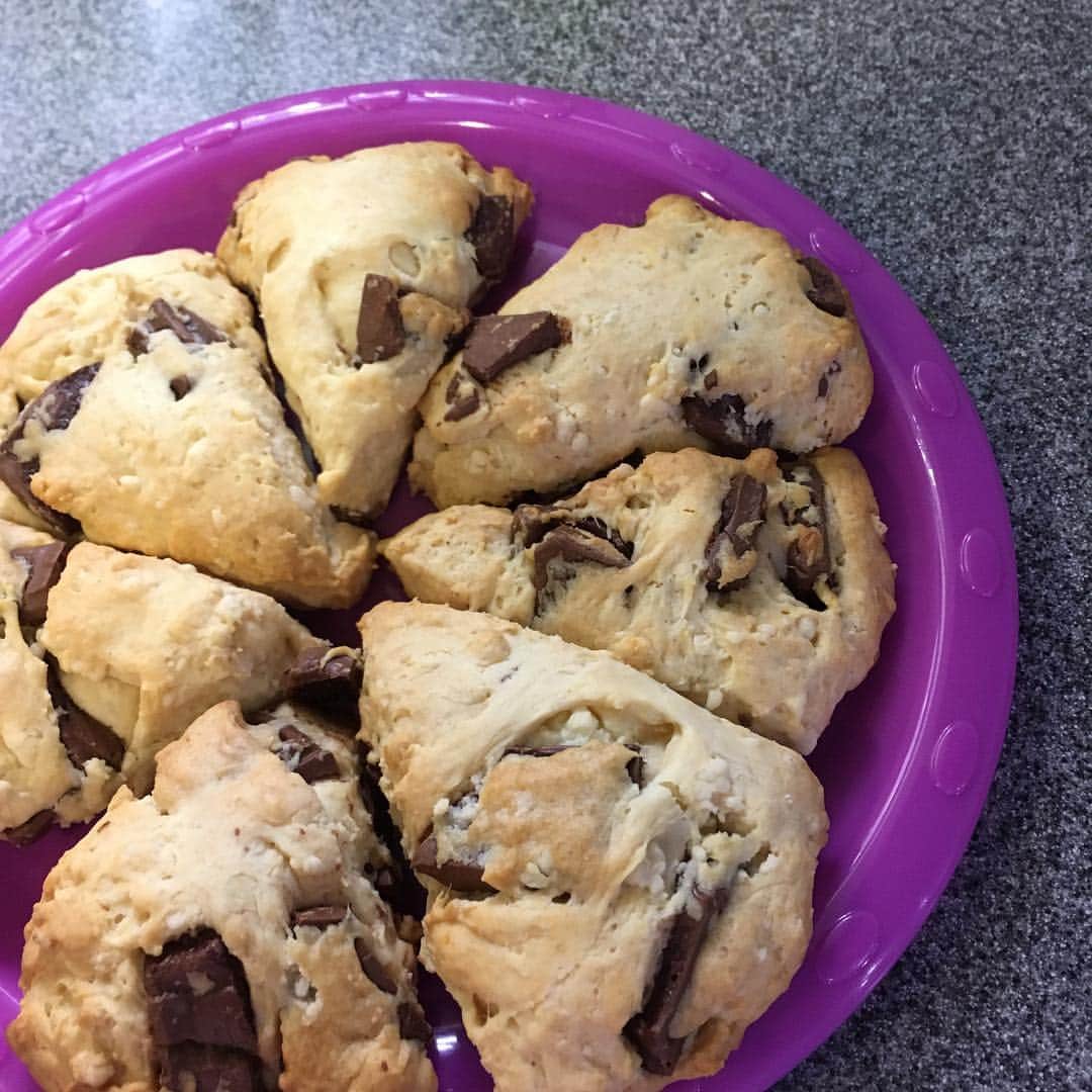オクヒラテツコ（ぺこ）さんのインスタグラム写真 - (オクヒラテツコ（ぺこ）Instagram)「今日は朝ごはんにチョコスコーンを作りました🍪かたちもばらばらやけど、りゅうちぇるめっちゃおいしいって言ってくれたよ〜💜✌🏻…今でも信じられへんけど、お菓子やお料理作るのたのしい！きゃー！ #cooking #sweets #breakfast #morning #scones #chocolate」6月12日 22時51分 - pecotecooo