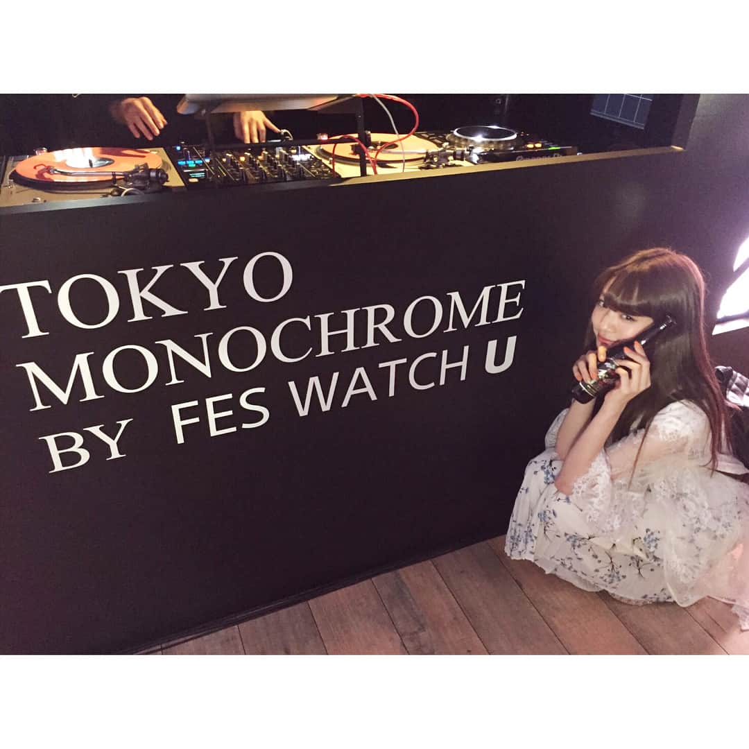 志田友美（ゆうみん）のインスタグラム：「SONYの新作時計⌚の展示会へ👍 時計全体液晶になってて押すだけでベルトの部分が好きな画像に変えれるの🙄✨早く手元に届かないかな〜💋 #sony #watch #tokyomonochromebyfeswatchu」