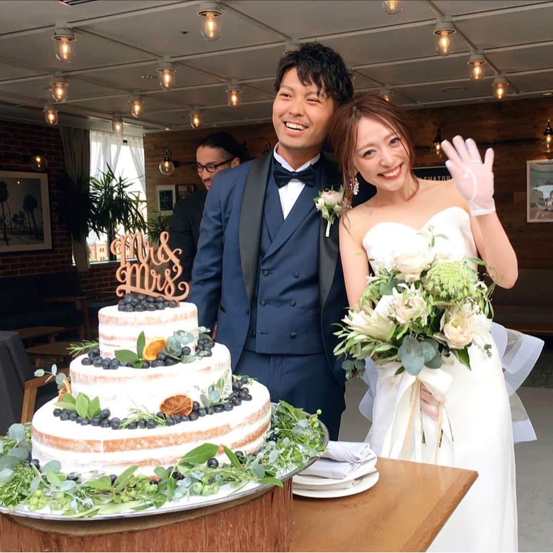 磯部奈央さんのインスタグラム写真 - (磯部奈央Instagram)「Wedding cake 🎂. . 結構探したウッドのケーキトッパーと、ブルーベリー×ドライオレンジで大人っぽく仕上げた、好みすぎるウェディングケーキ🎂❤︎. . 普通の流れとは変化球で、. ケーキカットをルーフトップで行いました！！. 晴れてくれてよかった〜🙈. . 今まで美味しいごはんを作ってきてくれた母へ、サンクスバイトも行いました🥄❤︎. . （スワイプして）6枚目の、彼の大切なおじいちゃん&おばあちゃんとの写真もお気に入り✨. ちなみにウェディングドレスもオーダーメイドです❤︎. . . #wedding #weddingdress #weddingparty #結婚式 #結婚 #ウェディングドレス #挙式 #ウェディングケーキ #weddingcake #感動 #こだわり #オーダー #オーダーメイド #うめなおwedding #ケーキトッパー」6月13日 1時22分 - nao_isobe729