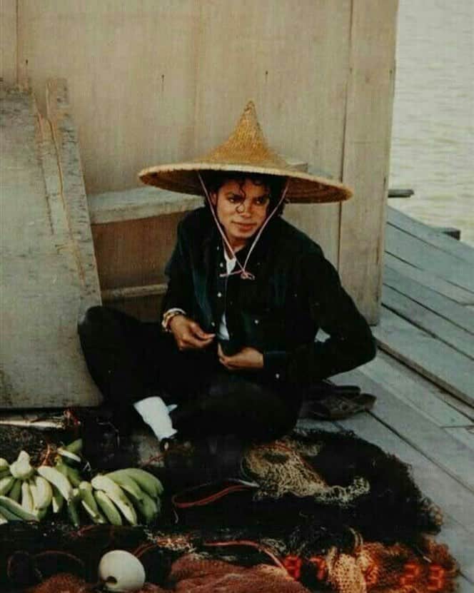 マイケル・ジャクソンさんのインスタグラム写真 - (マイケル・ジャクソンInstagram)「Michael explores Hong Kong in 1987 #candid #localfashion #tourlife」6月13日 1時29分 - michaeljackson