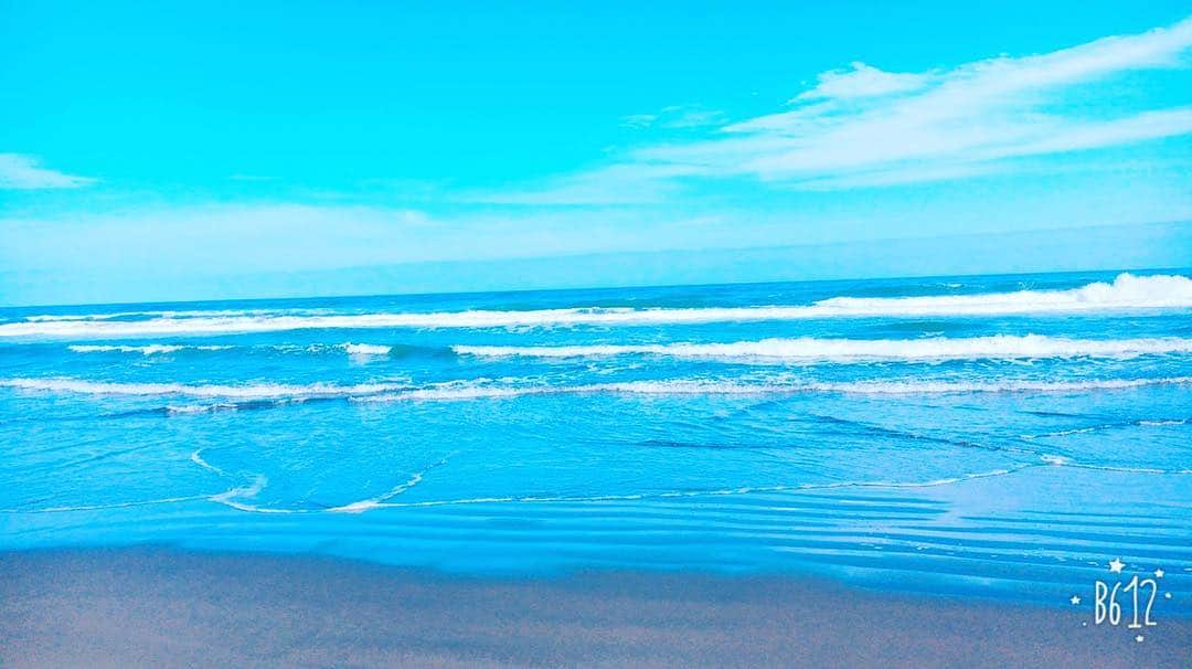 椎名香奈江さんのインスタグラム写真 - (椎名香奈江Instagram)「雨降りな今日に、青い海と空を🏖  #sky  #sea  #blue」6月13日 12時35分 - k_n_aaa
