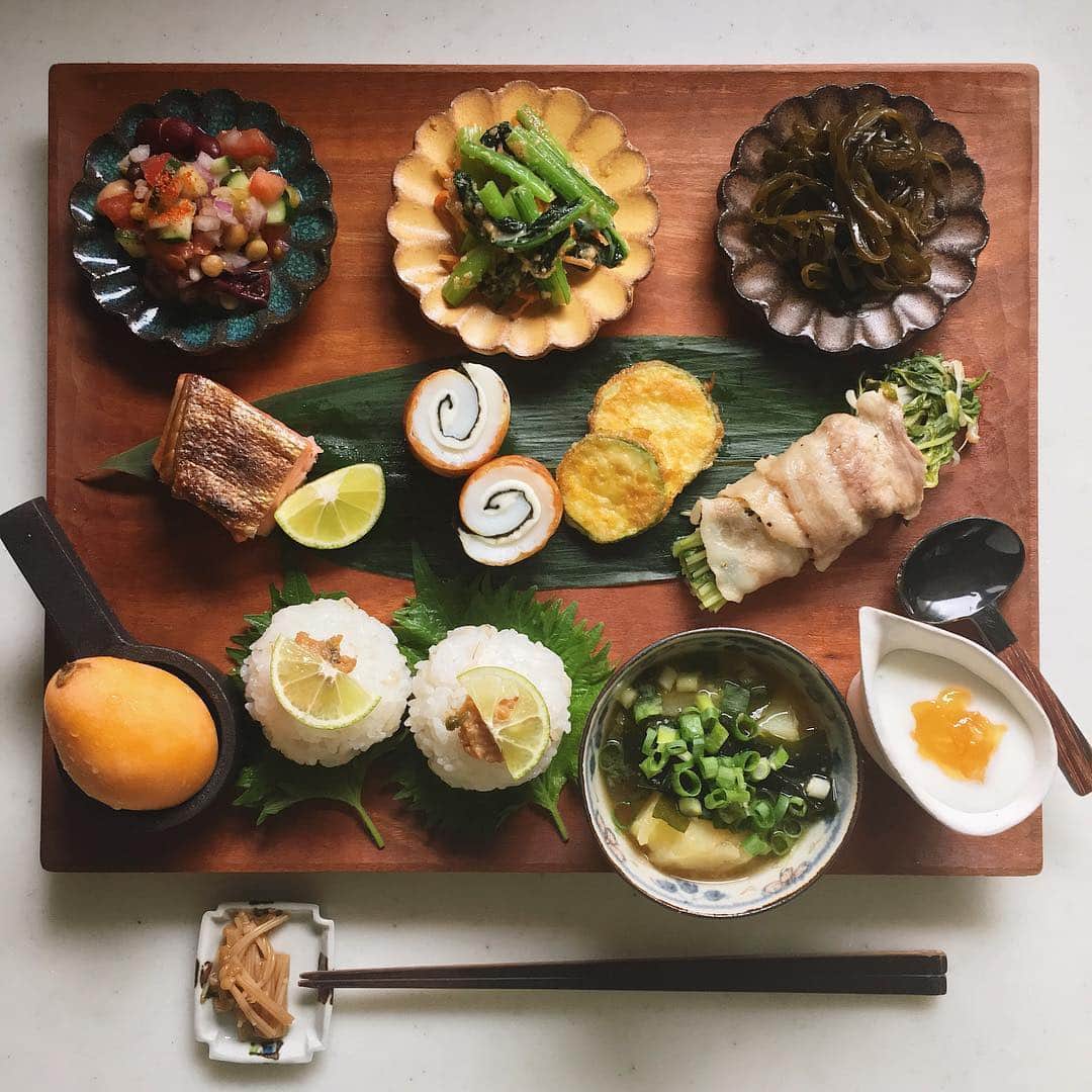 akoのインスタグラム：「Today's breakfast. 輪花三姉妹で朝ごはん 今日も良い日になりますように☺︎ * 豆サラダ 小松菜と人参の胡麻和え 切り昆布の煮物 鮭 ちくわの海苔チーズくるくる ズッキーニのジョン もやしと豆苗の豚巻きレンジ蒸し 自家製なめたけ ねぎ味噌むすび すだちのせ じゃがいもとわかめの味噌汁 枇杷 ヨーグルト」