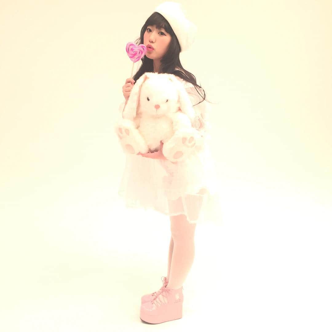 KOTOのインスタグラム：「撮影オフショットなり🐰 KOTO脳内テーマは 🍭💓乙女ちゃんピンクの世界💓🍭 #vannilabunnies のピンクのお靴に合わせた私服コーデだょ🐰  #japanesegirl  #idol  #harajuku  #nileperch  #pink」