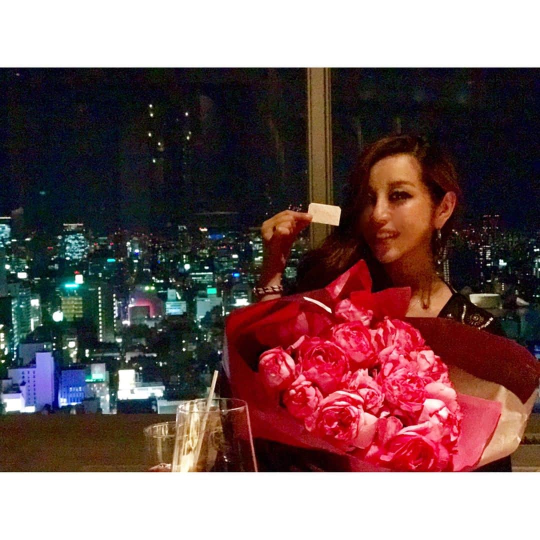 PINKYさんのインスタグラム写真 - (PINKYInstagram)「❤️🎂❤️ . １つ前のpostにお祝いのコメントをくださった皆様、ありがとうございます😊🙏🌈❤️✨ . 母となる特別な年の誕生日💫 昨日はお空に沢山の光線も出ていたのだそう👼🌈✨ . あと少しの妊娠生活を愛おしんで、味わい尽くして、楽しんで、出産に臨みますね🤰👶💖 . ps. 最近主人との写真を投稿すると商品宣伝のスパムコメントが凄いことになるので、コメントオフにさせていただきます😌🙏 ・・・ #612 #mybirthday #love #happy #family #hubbywifey #maternity #maternitystyle #maternitygram #pregnant #pregnancy #preggy #babybump  #bump #プレママ #マタニティ #妊婦 #love #happy #family #10monthpregnancy #臨月」6月13日 21時27分 - shanti_pinky_shanti