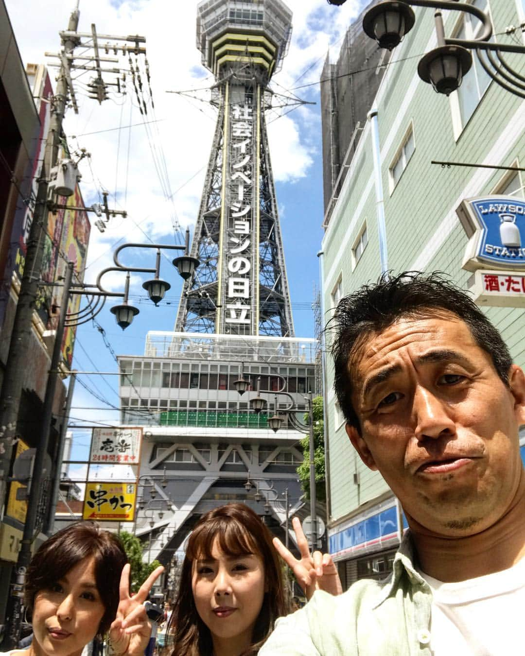 石田靖さんのインスタグラム写真 - (石田靖Instagram)「ABC『探偵ナイトスクープ』ロケ 今回の依頼者姉妹と新世界、通天閣へ‼️ ご依頼は 「来年結婚する妹に昨年亡くなった父と 同じ背中の人とバージンロードで写真を撮らせてあげたい」 …お父さんの背中にお父さんを感じる姉妹 果たして、お父さんの背中にそっくりな方は 見つかるのか⁈…お楽しみに🙏🙏🙏 #探偵ナイトスクープ #新世界 #通天閣 #ジャンジャン横丁 #バージンロード #石田靖」6月13日 13時38分 - yasulog