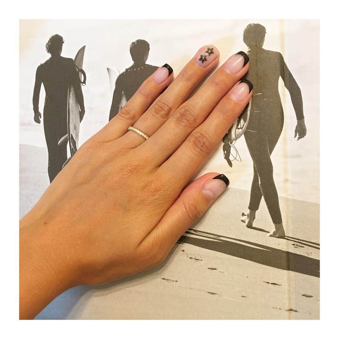 谷澤杏奈さんのインスタグラム写真 - (谷澤杏奈Instagram)「New💅🏽 ・ 今回は黒フレンチに大好きな星のスタッズ★ お気に入りだよー😙 ・ いつもありがとうねぇ( @latte.momoka )🌹 ・ 35週にはネイルを外さないといけないから 出産前にできるのも後2回くらいかなー🤙🏽 ・ #7months  #babyboy  #26weeks1days  #26w1d #maternity #nail #maternitynails #maternitynail #妊娠7ヶ月 #マタニティ #マタニティネイル」6月13日 16時05分 - anna.uohan