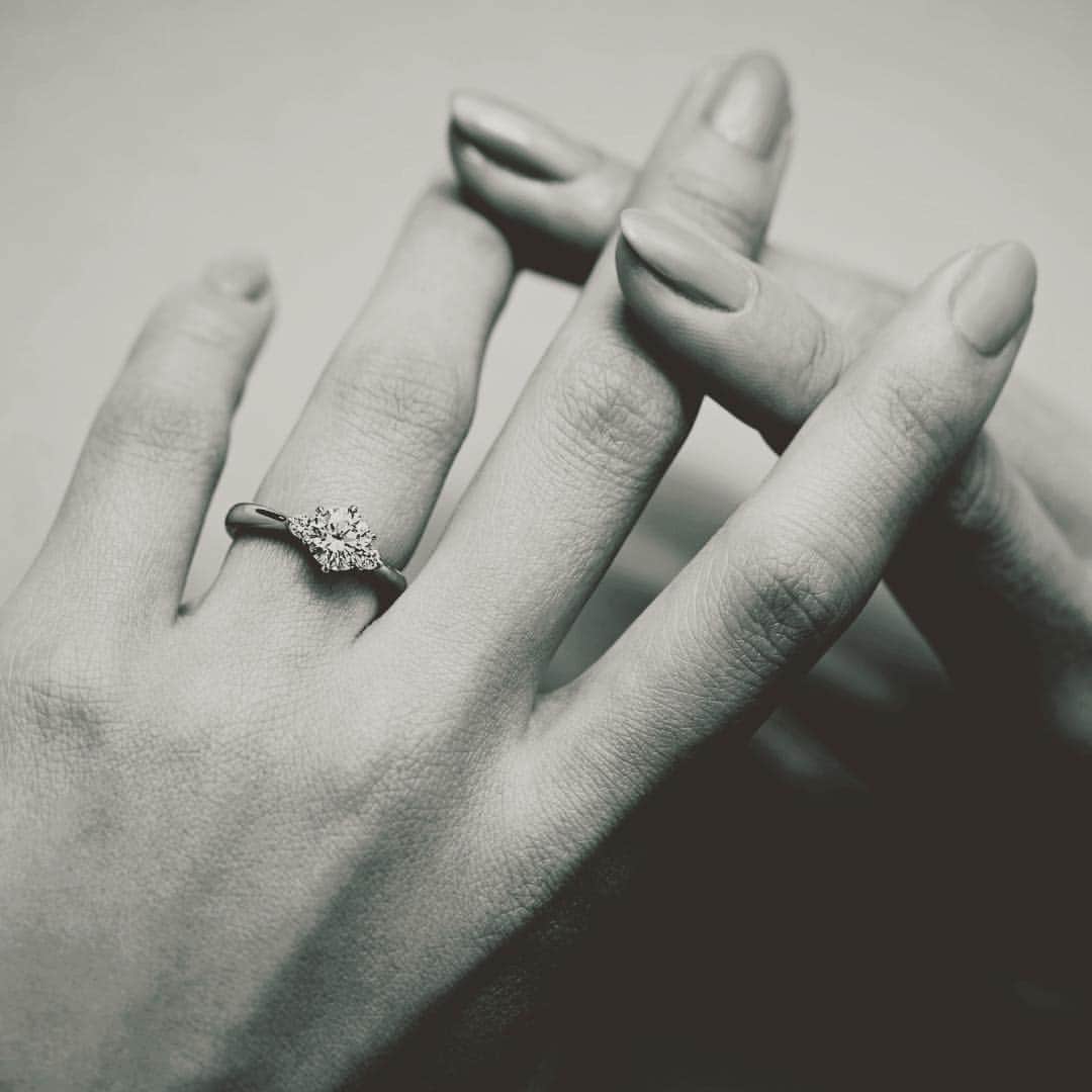 GINZA TANAKAさんのインスタグラム写真 - (GINZA TANAKAInstagram)「#Onlyforyou. #ふたりだけのかけがえのないリング  ご希望の #ダイヤモンド やデザインをお選びいただいてから、指のサイズに合わせて、一からお作りいたします。  #ginzatanaka #GINZATANAKA #婚約指輪 #エンゲージリング #ブルジョンドゥラムール #ブライダル」6月13日 17時16分 - ginzatanaka_bridal