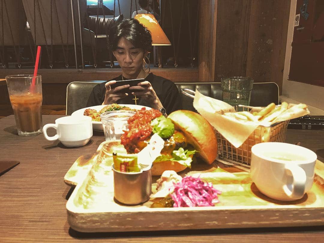 甲斐翔真さんのインスタグラム写真 - (甲斐翔真Instagram)「お久しぶりです許峰くん！！！ #最近やたらハンバーガー食べてる」6月13日 19時25分 - kai_shouma