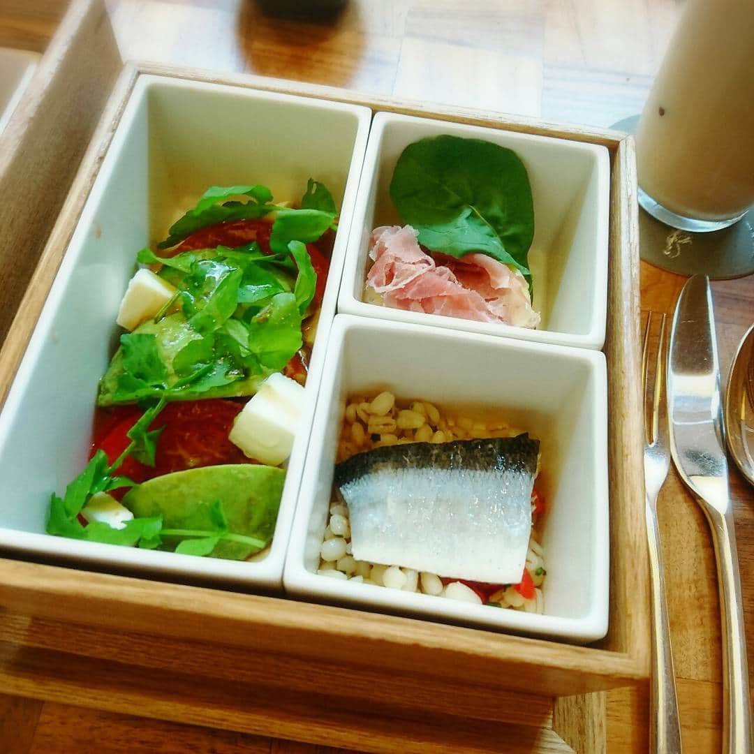 CHIKAさんのインスタグラム写真 - (CHIKAInstagram)「ヘルシー♡ランチBOX😋💕 . #lunch #アンダーズ東京 #andaztokyo #Tokyo #海老 #大好き 最近少しずつ→ #ダイエット #食事 #記録用 #Instagram ♡」6月13日 20時21分 - chika72714