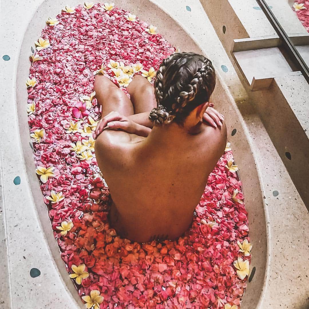 レベッカ・ビュルジェールのインスタグラム：「Mon premier bain de fleurs à Bali🌺 • Je me rappelle encore du parfum des fleurs, c'était trop agréable💖😍」
