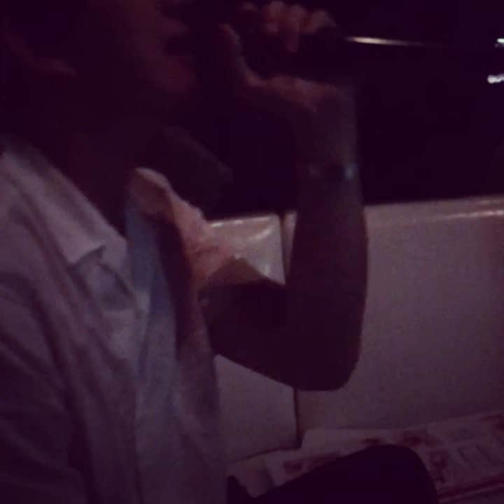 長田庄平のインスタグラム：「向井と岩井とカラオケ行って来た🎶 #31歳30歳37歳 #カラオケででるジェネレーションギャップ #T-BOLANやDEENを歌っておっさん扱い #ついて行けるのRADWIMPSまで #岩井がUNISON SQUARE GARDEN歌い出した #全然わからない #歌詞の意味もわからない #これに関しては向井もついていけてなかった #向井もAAAを最新のモテソングの様子で歌ってた #少し古いのではないか #岩井が行き過ぎてるのが向井が実はおっさん化してるのか問題 #槇原敬之は3人共盛り上がった #さすがマッキー #とにかくこの3人では二度とカラオケに行くまい #パンサー #ハライチ #チョコレートプラネット」