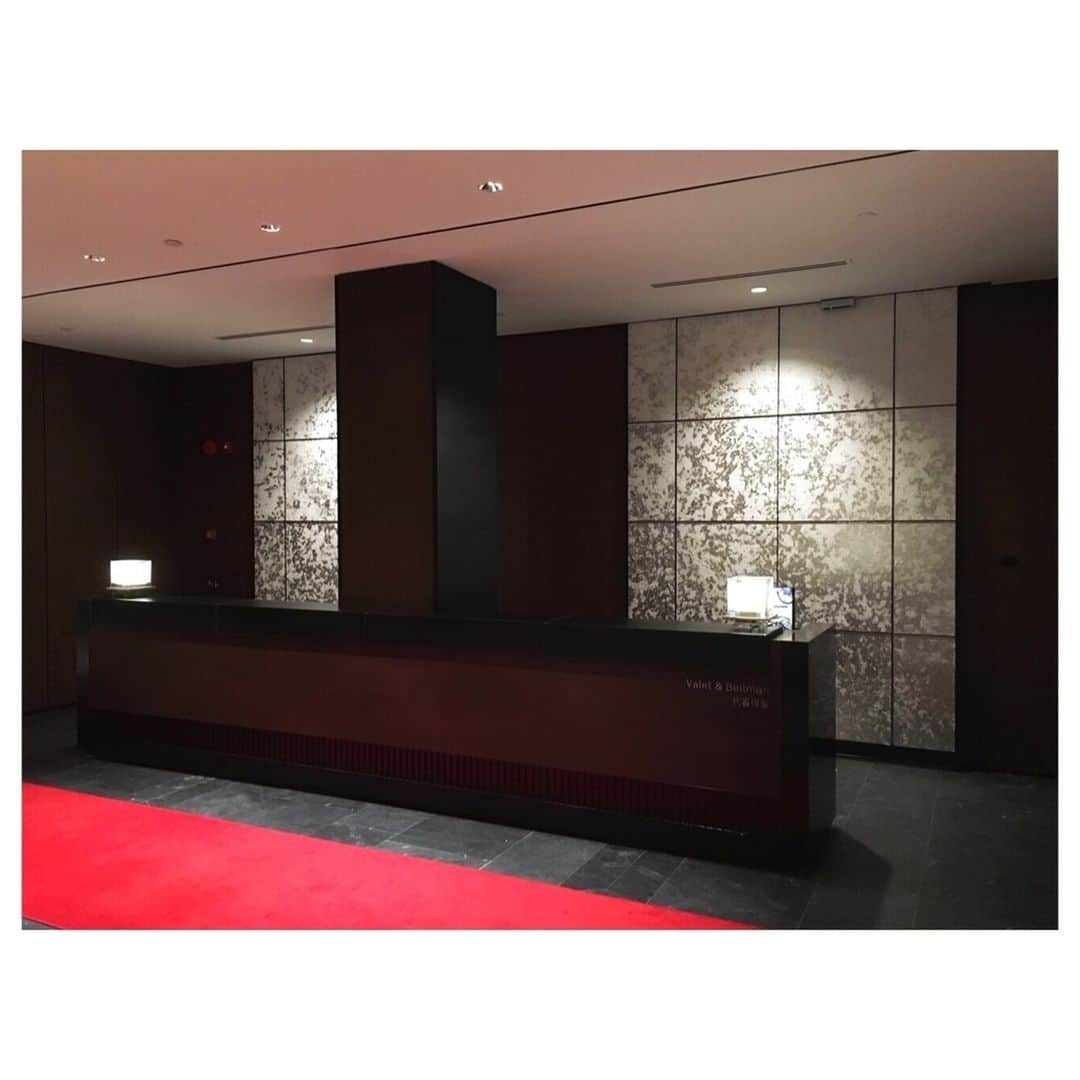 Wajueさんのインスタグラム写真 - (WajueInstagram)「BOND DESIGN STUDIO Inc. Shangri-La Hotel, Singapore #bonddesignstudio #shangrilahotel #singapore #tin #tinleaf #silver #goldleaf #silverleaf #wallpaper #contemporarycraft #artwallpaper #deco #surface #surfacedesign #surfacepattern #hoteldesign #modern #design #designer #designideas #moderninterior #interiormaterial #interiordesign #chic #art #beatifull #artwork #luxurydesign #abstract #和紙壁紙」6月14日 7時38分 - washi_worx