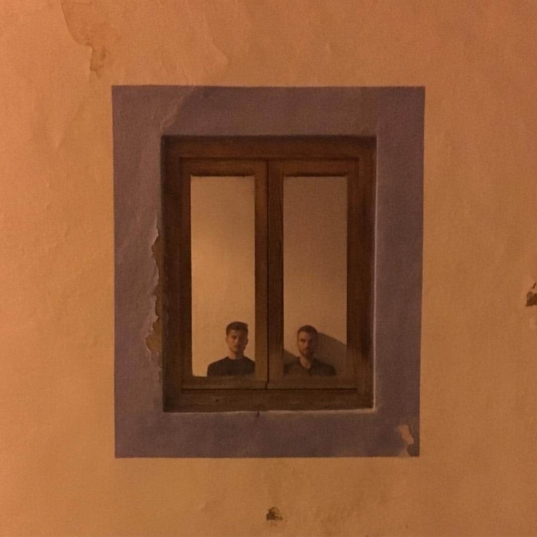 ルイス・フェネロのインスタグラム：「💙 D A L T  V I L A 💙 👬 #window #daltvila #eivissa #love #lifeinblue」
