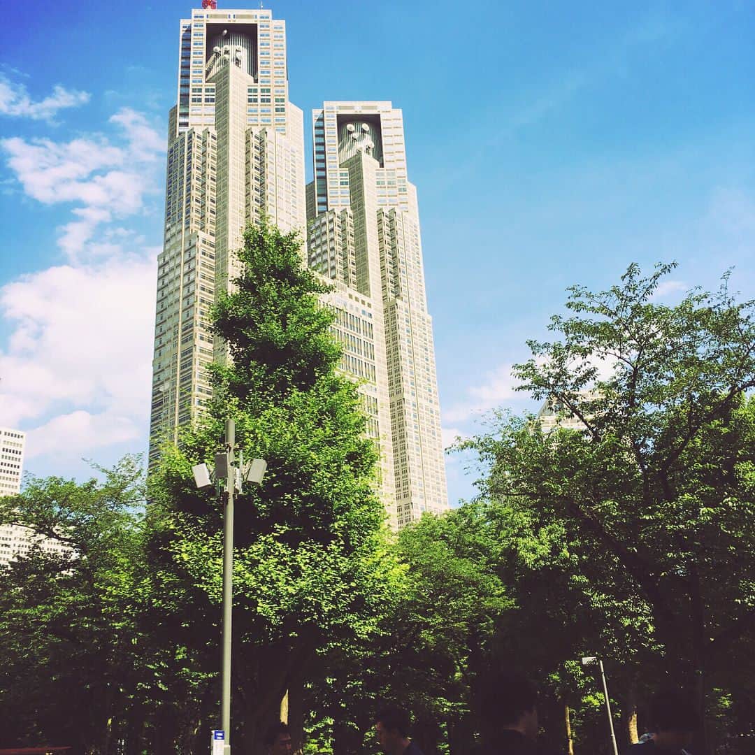 ナンパ系ファッショニスタ　キャンのインスタグラム：「今日もいい天気！写真は先日の東京だけどw  #晴れ #階段 #ビルと緑と空 #芸能人風発言」