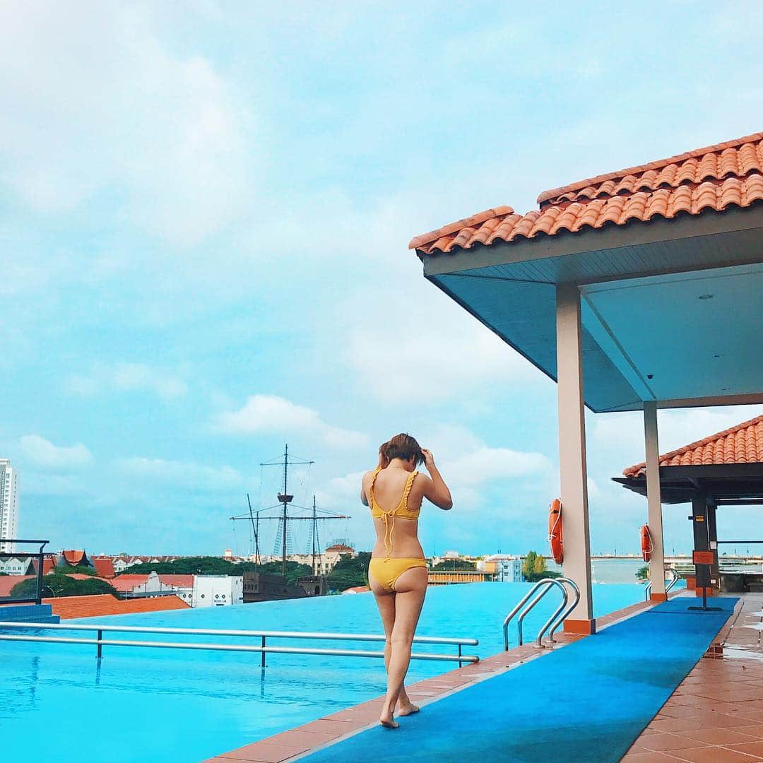 猪鼻ちひろのインスタグラム：「Good morning pool❤️💛💚💙💜 . 切ったり縫ったり…とっても大変だったし、買った直後に値下げしてたけど(笑)、やっぱりこの水着買ってよかった♡ #朝 の #プール🏊‍♀️ #またゴーグル忘れた！#また改めて #水着 は #詳しくブログに載せます☺️#ちひろのお洋服 #ちひろトリップ #ちひろtripマレーシア #🇲🇾 #👙 #🏊‍♀️」