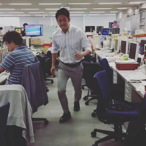 フジテレビ「とくダネ！」のインスタグラム：「Boomerangというアプリを使ったループ動画を練習中!(^^)! モデルは木下くん。次はだれのどんなループ動画がいいでしょう？リクエストも承ります♪ #木下康太郎 #boomerang #とくダネループ #2017 #6月14日 #水曜日 #とくダネ #tokudane #フジテレビ #fujitv 170614 #どんなセリフが合うでしょう #とくダネ大喜利 #大喜利 #とくダネコーデ #ファッション #コーディネート #今日のコーデ」