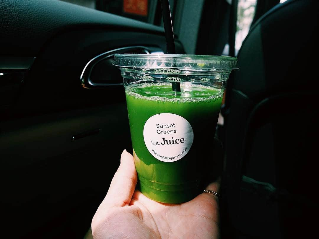 春名亜美さんのインスタグラム写真 - (春名亜美Instagram)「野菜チャージ🥕🥒🍎🍅 ・ ・ ・ #lajuice  #coldpressedjuice #コールドプレスジュース #野菜補充」6月14日 14時40分 - amiharunaami