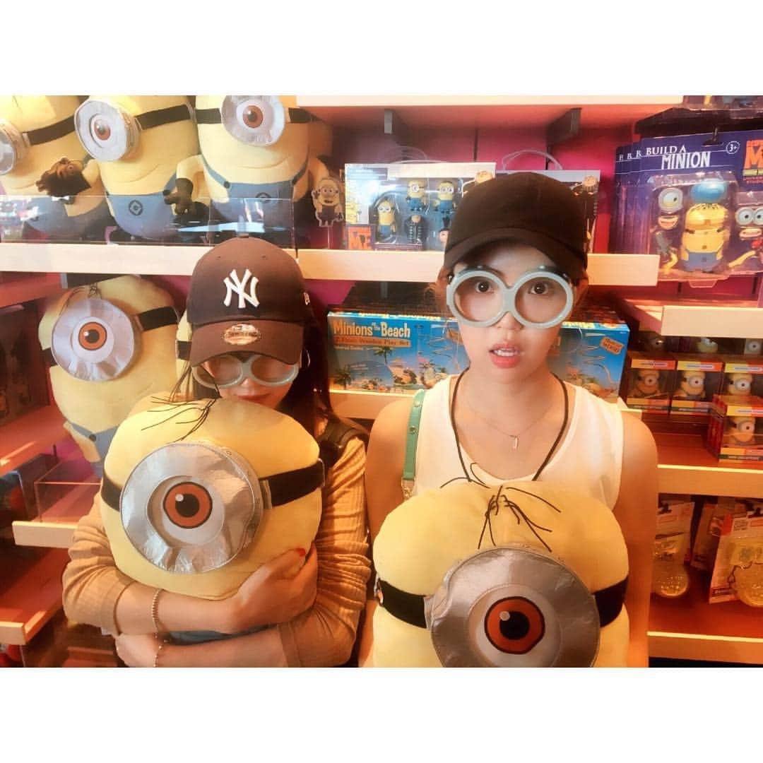 ジンジュ のインスタグラム：「헤헷...❤️ 저기서 나오기 힘들었다 정말 #minions #stuart」