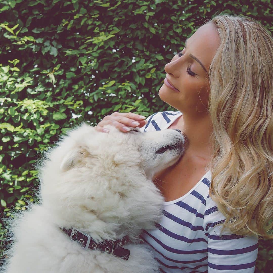 レベッカ・ビュルジェールのインスタグラム：「Nouveau blond by @coiffure.maximedubois • Approuvé par Iron apparemment 😄🐶❤️」