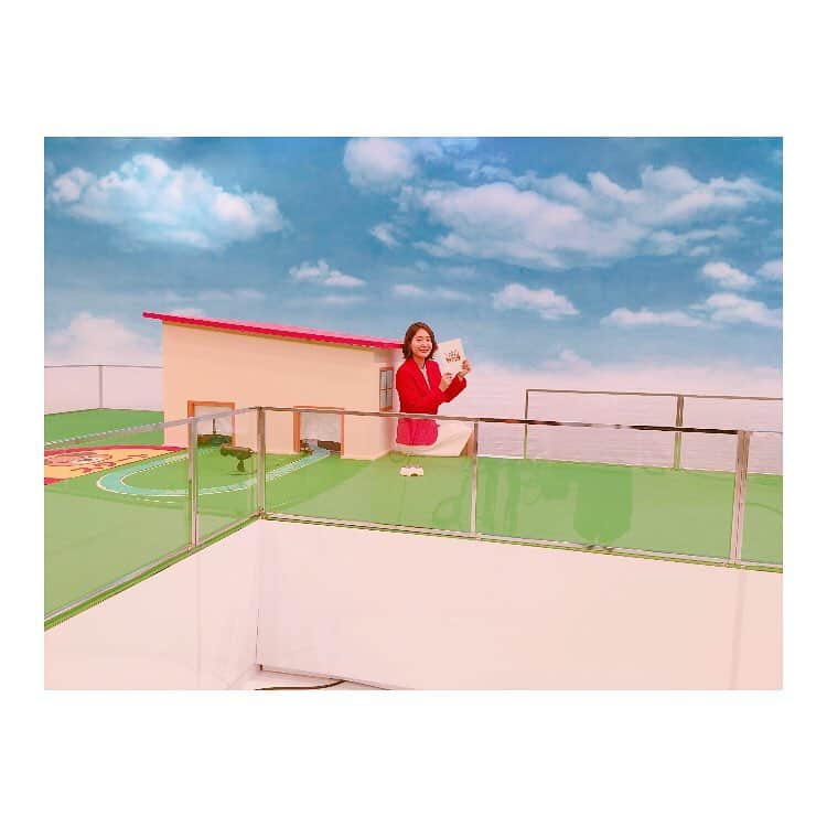 吉田明世さんのインスタグラム写真 - (吉田明世Instagram)「今日はどうぶつ奇想天外の 特番ロケでした！☻ ☁︎ お気づきかとは思いますが、 後ろの空は スタジオのセットです。  #久しぶりの赤ブレザー」6月14日 19時33分 - akiyo0414