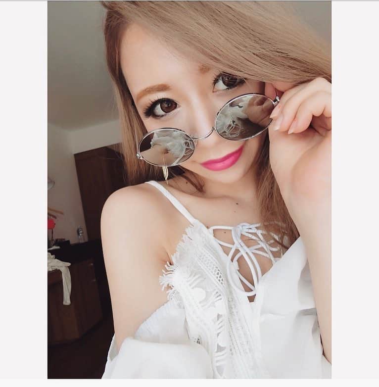 のインスタグラム：「#makeup#セルフィー#instagood#foto#sunglasses#mirror#rip#selfietime#trip#메이크업#셀스타그램」