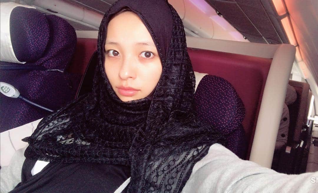 水崎綾女さんのインスタグラム写真 - (水崎綾女Instagram)「おでこ感半端ない。 #Malaysia #🇲🇾 #マレーシア #ヒジャブ #おでこ #✈️ #flight #Malaysiaairline」6月14日 21時35分 - misakiayame