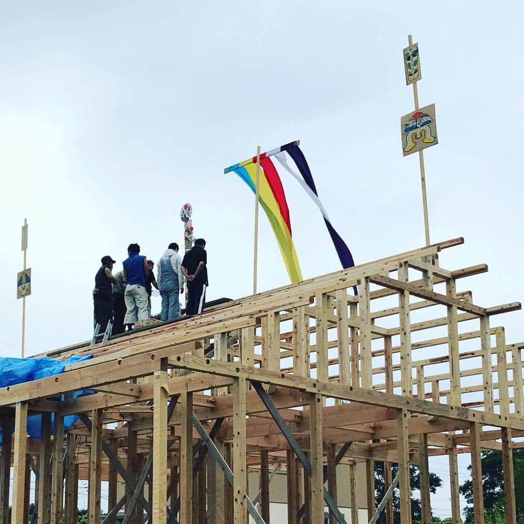 茨城県（有）福田建設のインスタグラム：「旗がたてば🚩人が集まってくる建て前は今は餅撒きも知らない人が多く、人もまばら  #注文住宅 #マイホーム #新築 #インテリア #家 #住宅 #工務店 #house #家づくり #暮らし #建築 #interior #マイホーム計画 #design #architecture #デザイン #自然素材 #myhome #住まい #木の家 #施工事例 #一戸建て #設計 #home #無垢材 #福田建設　#自然素材の家　#茨城の注文住宅　#ナチュラル」