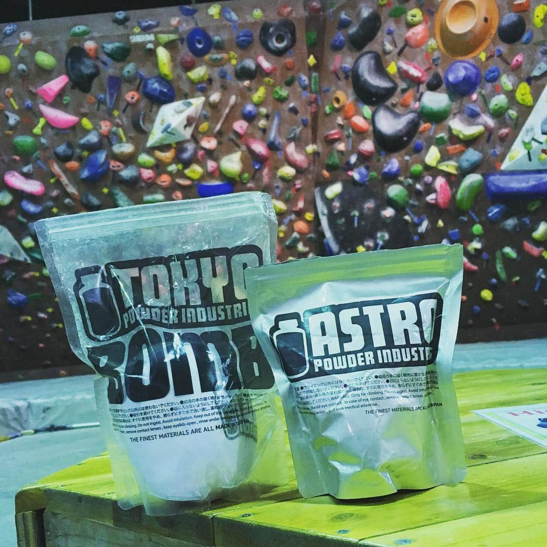 大高伽弥さんのインスタグラム写真 - (大高伽弥Instagram)「"ASTRO" & "BOMB" from @tokyopowder 😏😉😜 東京粉末の新作ASTRO&BOMB❗️ 僕の感想としては、BOMBはシンプルにチョークボールとして使いやすいです！ボルダーで使うのをオススメします。ASTROはフリクションがないところでもバッチリ効いて、ボテなどにもとても有効です！外では試したことがないのですが、おそらく岩でも良いパフォーマンスを発揮すると思います。ちなみに僕はヌメり手なのですが、相性は良かったです(^^)ぜひ一度お試し下さい💁🏻‍♂️#新作 #岩にいきたい #レビュー下手でごめんなさい」6月15日 19時26分 - kayaowl