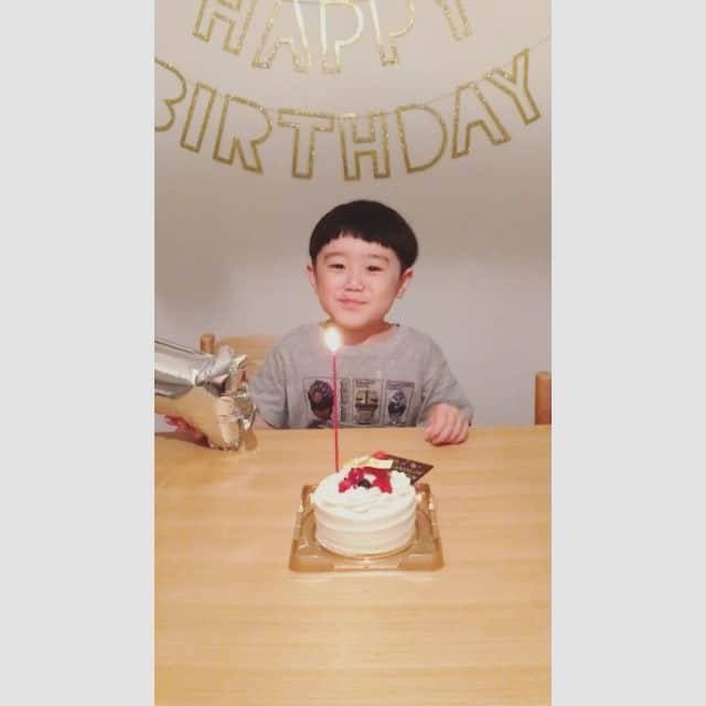 kchan0722のインスタグラム：「* 2017.06.12 ソウタ1歳のお誕生日🎂💓✨ * 当日溶連菌、更に翌日ロタと診断されて、 すんごい誕生日になったね😭 早く元気になっておくれー🙏✨ * ということで、ソウタの記念写真は撮れてないので このカンタの動画を記念に残しとこ♡ 👦🏻{ハッピバースデーツーユー🎂笑 * ストーリーから、たくさんおめでとうコメントもらえて嬉しかったです😭💓 みんなありがとう🙇💕💕 ソウタもカンタも、幸せ者〜👦🏻👶🏻💕 * * #動くカンタ #動くソウタ」
