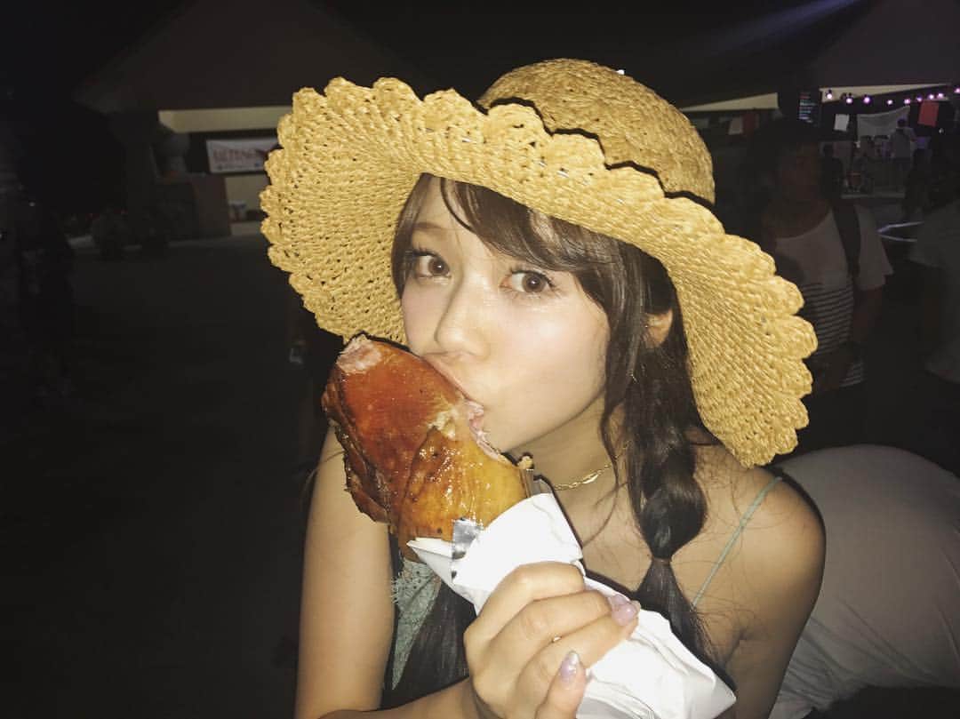 長嶋りあんのインスタグラム：「ナイトマーケットで食べたスモークターキーレッグ、でかかったー🌈❣️ ディズニーの3.４倍あった笑 #guam #nightmarket #instaguam」