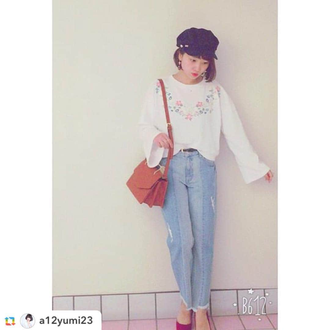 joli_marche JoliMarche [ジョリーマルシェ]のインスタグラム：「▷▷@ 12yumi23さんコーデ * …………………………………… バトリーバッグ ￥16,200(tax in) color→orange …………………………………… ︎ Thank you for  posting ★ Love this!! * #バトリーバッグ#ショルダーバッグ#jolimarche#ファッション#カジュアルコーデ#春夏#outfit#instagood#instafashion#fashiongram」