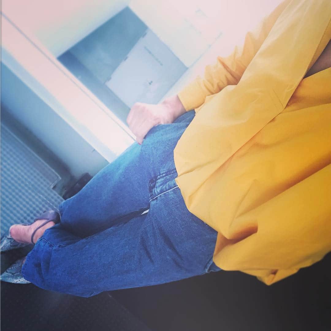 益田アンナさんのインスタグラム写真 - (益田アンナInstagram)「最近イエロー系の洋服ばっかり買ってしまう。笑  #ootd#cordinate#yellowcode#シャツコーデ」6月15日 16時35分 - anna_masuda