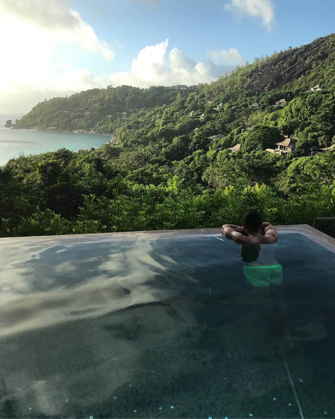 ラファウ・ヴォルスキのインスタグラム：「#holiday 👌🏻」