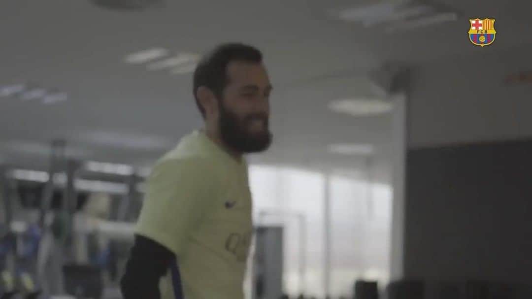 アレイクス・ビダルのインスタグラム：「Ya ha salido el video dónde muestro todo lo que no se ve de mi proceso de recuperación, han sido 106 días de duro trabajo y esfuerzo pero siempre con la alegría que me caracteriza. Gracias al equipo de BarçaTv al staff médico y sobretodo a @juanjobrau quien ha sido pieza clave en este proceso. Lo podéis ver en la web oficial o en el canal de YouTube.  #workhardplayhard💪 #docureality😂#AV22🤙#ForçaBarça🔴🔵」