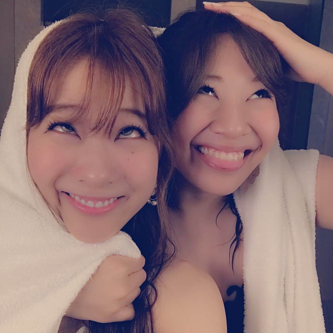 重盛さと美さんのインスタグラム写真 - (重盛さと美Instagram)「水着はQoo10ってサイトで990円やったよ😚😙😝❤️💰送料込みでも1990円以下やった✌🏻❤️💰 我ながら安くて可愛いの探すの本当得意😎🤓😏🎶⭐✨ 他にも可愛い水着買ったよ🕺🏻🎶 また載せるね❤️☺️😚😍😘 #水着#鬼安い#なのに可愛い#最高か #チューブトップが緩かったけん透明のストラップ付けて泳いだよ #ストラップ付ける所あります#さっちゃんSサイズ」6月15日 19時04分 - satomi_shigemori