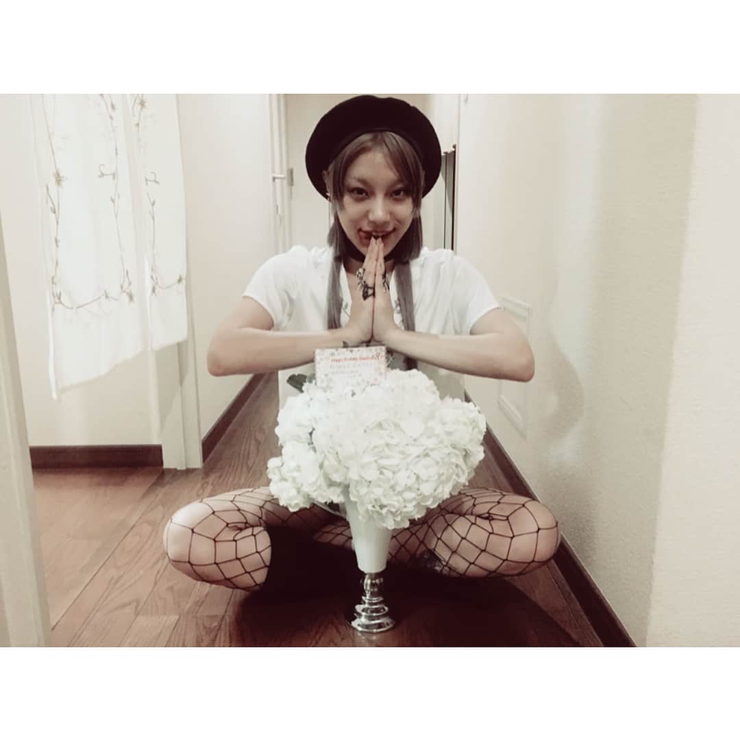 仲万美（Bambi Naka）さんのインスタグラム写真 - (仲万美（Bambi Naka）Instagram)「. !! S U R P R I S E !! When I got back to my home this the best beautiful present was here 🎁 🌷🌹💗 THIS IS FROM MADONNA !!!!!!!!!!! This is the best birthday present ever Thank you so much M 😭❤️💛💚💙💜I miss u... @madonna  #madonna #love #birthdaypresent #BambiNaka」6月15日 22時07分 - 615_bambi