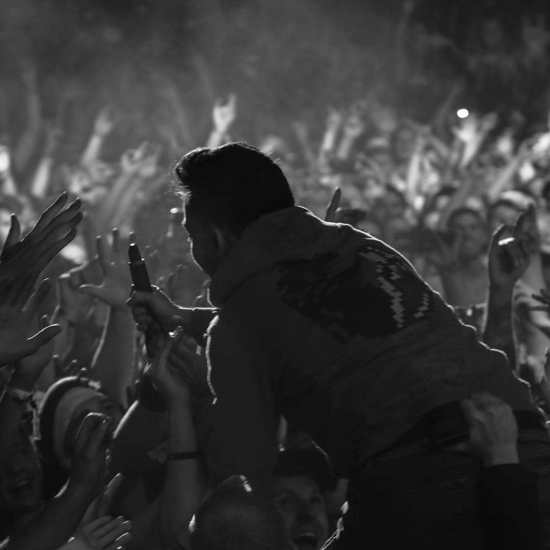 マイク・シノダさんのインスタグラム写真 - (マイク・シノダInstagram)「The crowd was having so much fun yesterday, I had to go down there and see what was up. #OneMoreLight」6月15日 23時51分 - m_shinoda