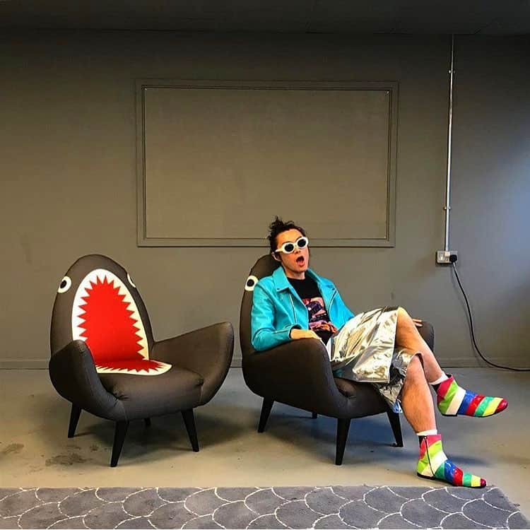 ロドニクのインスタグラム：「💥🌊 Sharking at Fashion week 😘 regram @yumasui 😘 at @londonfashionweek #chilling in our Shark Chair #sharkchair  with fish RUG also #sharks #therodnikband #rodnik #popartfurniture with @madedotcom 💥🚀🚀🚀」
