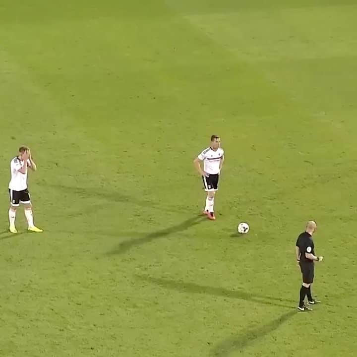 コーリー・ウッドローのインスタグラム：「Happy to win @fulhamfc goal of the season...thank you to everyone who voted for me!! 🙌🏻⚽️😁」