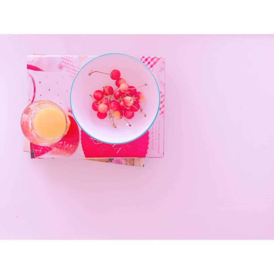 飯田里穂のインスタグラム：「. . . . 🍒🍊📚 . . #撮影小道具のかわいさ #終わったら #さくらんぼ全部食べた🍒 #他にも色々 #一日楽しかったな」