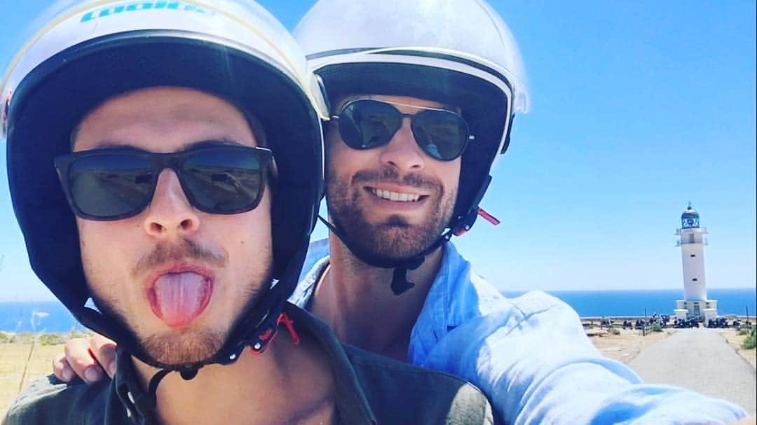 ルイス・フェネロのインスタグラム：「Difficult roads often lead to beautiful destinations.  Caminos difíciles a menudo conducen a hermosos destinos. 👬🛵⚓️ #formentera #blue #love #lifeinblue」