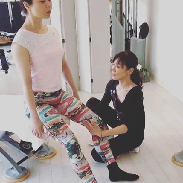 間々田佳子のインスタグラム：「YOKO先生のジャイロ 顔とからだを繋げよう😊💕 違う…笑  このトレーニングには別の目的が…😅 骨盤とモモの正しい位置が知りたい私に 色々あの手この手で 分かりやすく指導してくれる先生  いつもありがとうございます😊💕 #lafeuille #中垣葉子 #顔ヨガ間々田佳子 #間々田佳子 #ジャイロトニック」