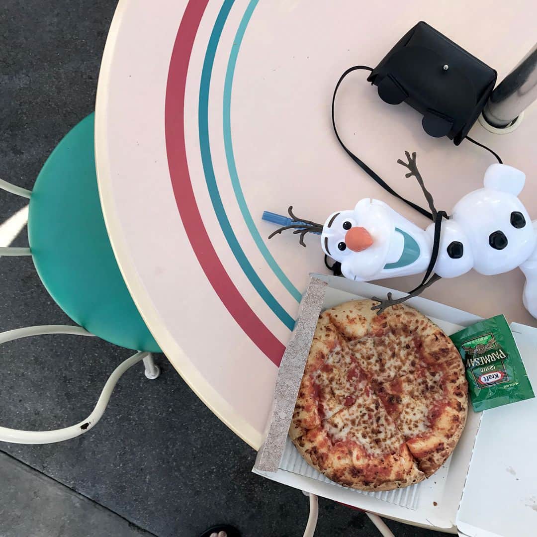 のインスタグラム：「pizza 🍕｜Olaf . . . . 私のお友達 @momocomo39 ちゃんがopenしたselect shop @e_and_selectshop の cat pochetteとclear bag. . . 絶対Americaにもって行きたくて🇺🇸. . uv対策のための日焼け止めもこのbagなら可愛くオシャレに持てちゃいます. . taiaはこのmickeyの形に似ているのがすっごくお気に入りでずっと肩からかけていてお会計は自分でしてくれます. . . @e_and_selectshop ✈︎✈︎✈︎. . . #californiadisney #olaf #disneyland」