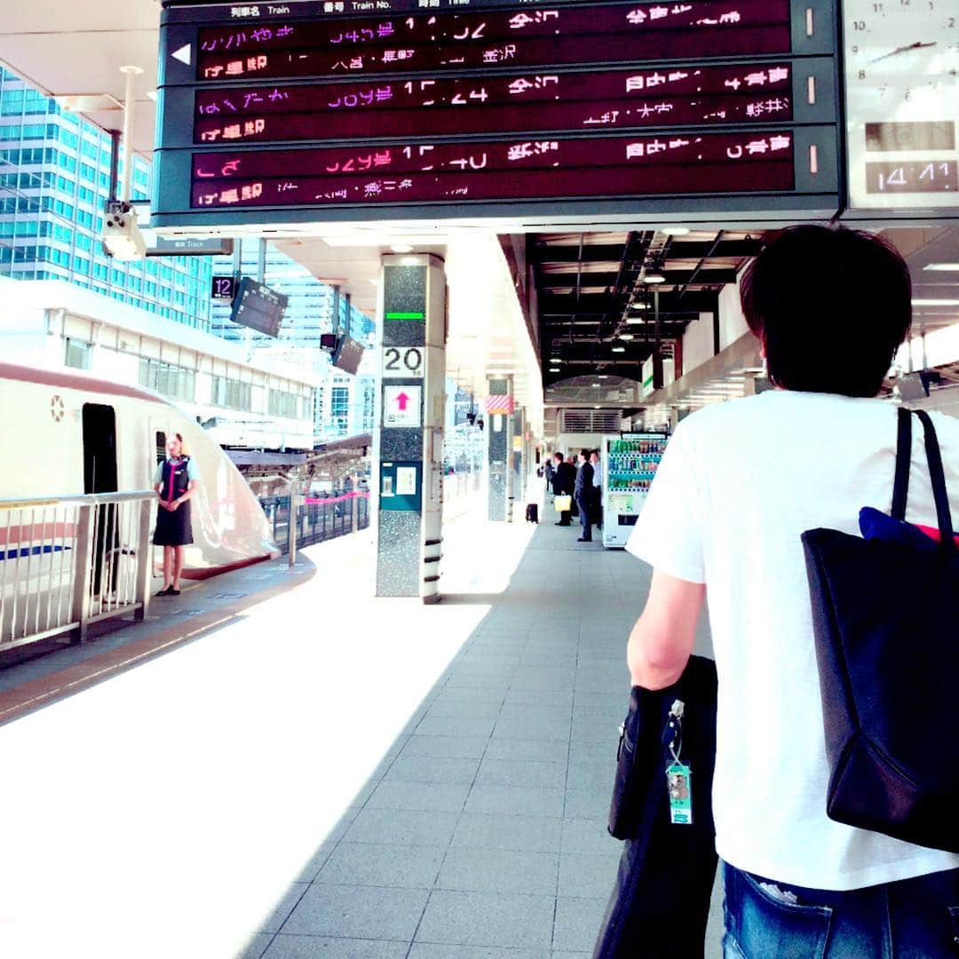 木根尚登さんのインスタグラム写真 - (木根尚登Instagram)「夏至が近づく東京駅、20番ホームに、立ち尽くす。久しぶりです弾き語り金沢・新潟！行ってきます！ #久しぶりです #北陸新幹線 #泣かないで」6月16日 18時42分 - kinenaoto