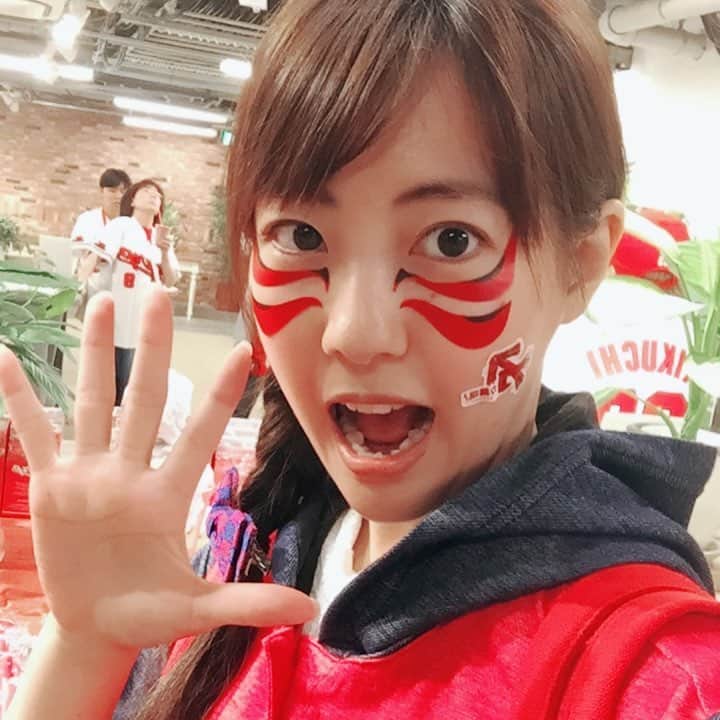 うえむらちかのインスタグラム：「みんなでカ舞吼ぞ広島！！ #かぶくなう  #カ舞吼フェイスシール  #carp  #カープグッズ」