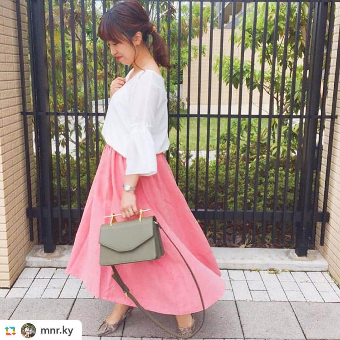 joli_marche JoliMarche [ジョリーマルシェ]のインスタグラム：「▷▷@ mnr.kyさんコーデ …………………………………… バトリーバッグ ￥16,200(tax in) color→khaki …………………………………… ︎ Thank you for  posting ★ nice pink❤︎❤︎❤︎ * #バトリーバッグ#ショルダーバッグ#jolimarche#ファッション#カジュアルコーデ#春夏#outfit#instagood#instafashion#fashiongram」